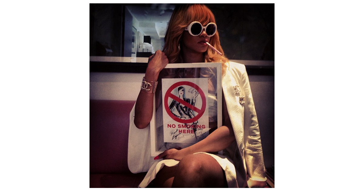 Rihanna avec une cigarette électronique à la bouche