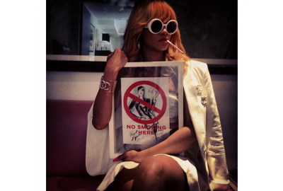 Rihanna avec une cigarette électronique à la bouche