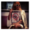 Rihanna avec une cigarette électronique à la bouche
