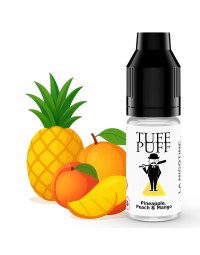 Flacon de e-liquide TUFF PUFF Pineapple, Peach & Mango entouré de fruits exotiques : ananas, pêche et mangue, illustrant une saveur fruitée tropicale.